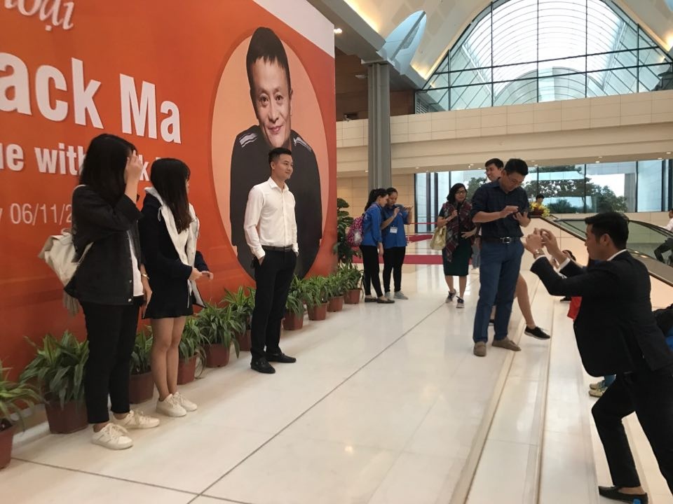 truc tiep jack ma tro chuyen voi sinh vien hang nghin nguoi xep hang du