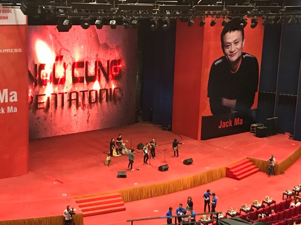 truc tiep jack ma tro chuyen voi sinh vien hang nghin nguoi xep hang du