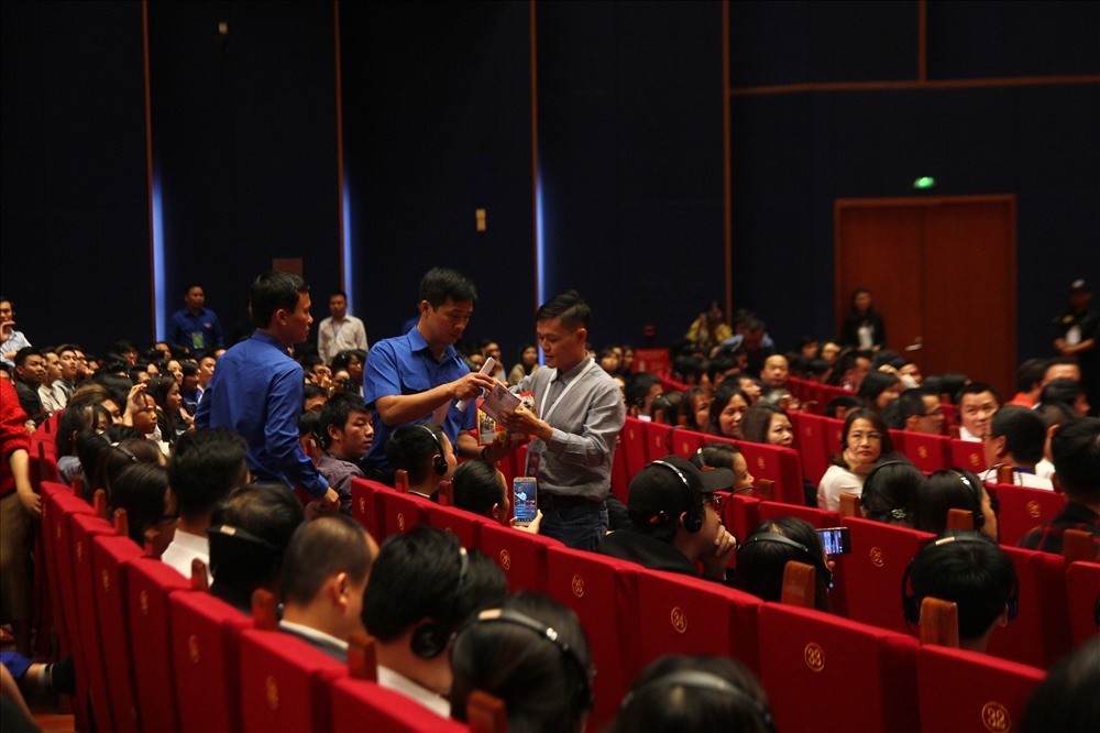 sinh vien khoc nuc no tang buoi cho ty phu jack ma