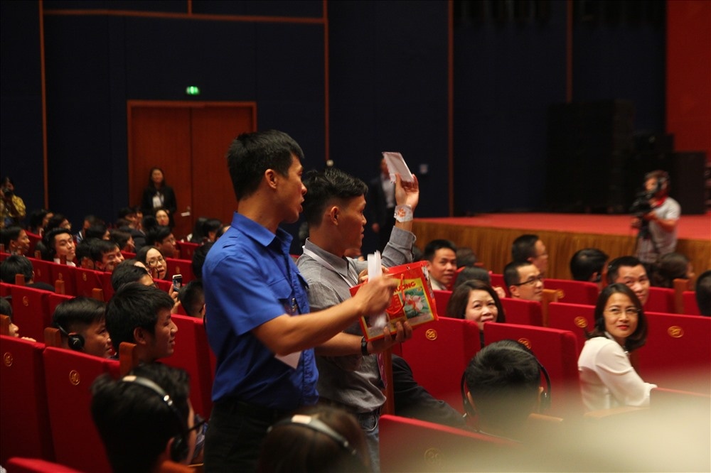 sinh vien khoc nuc no tang buoi cho ty phu jack ma