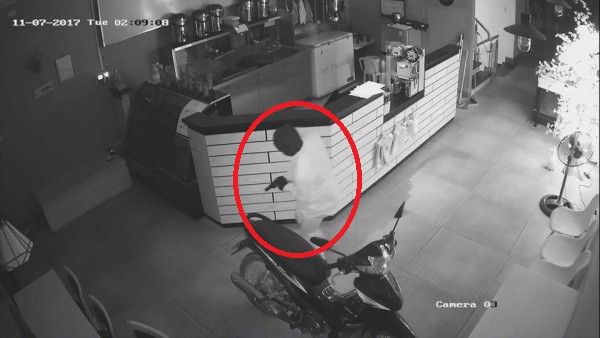 doi tuong bit mat nghi mang theo sung vao trom do quan tra sua