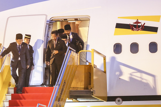 Quốc Vương Brunei lái máy bay đến Đà Nẵng dự APEC quoc vuong brunei lai may bay den da nang du apec