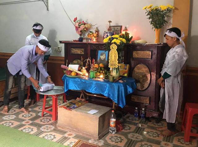 me chong khoc nghen khi biet tin con dau lam nghe xe om bi sat hai