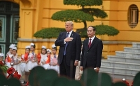 tong thong trump vay chao nguoi dan ha noi