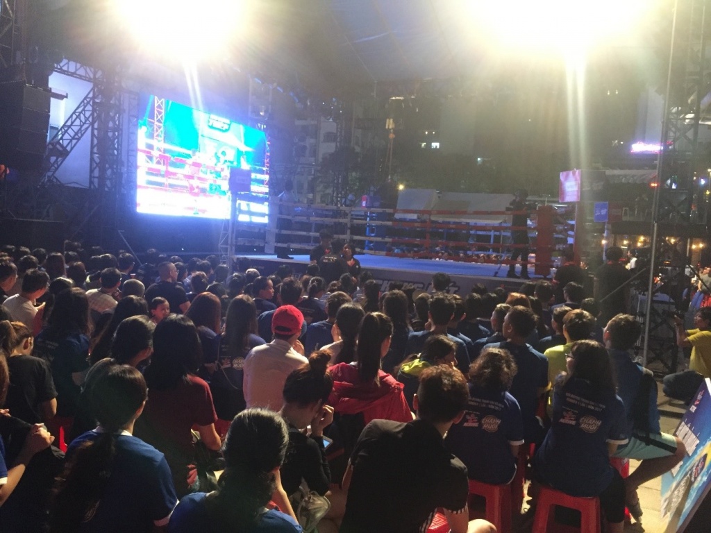 man nhan voi san dau boxing lan dau tien duoc to chuc ngoai troi