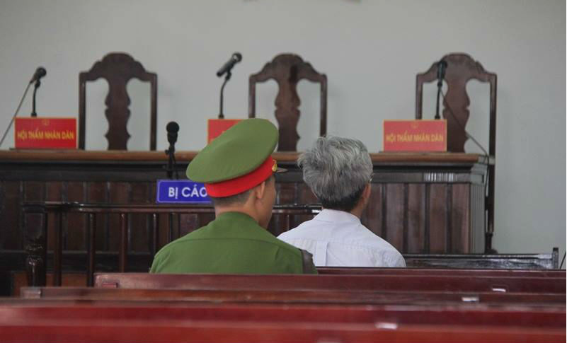 xu ong nguyen khac thuy dam o tre em luat su yeu cau xu kin hoan toa