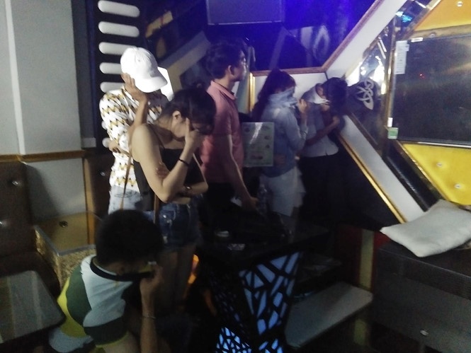 kiem tra quan karaoke phat hien nhieu thanh nien phe ma tuy nam la liet