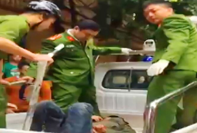 cong an no sung ban vao chan de khong che doi tuong ngao da