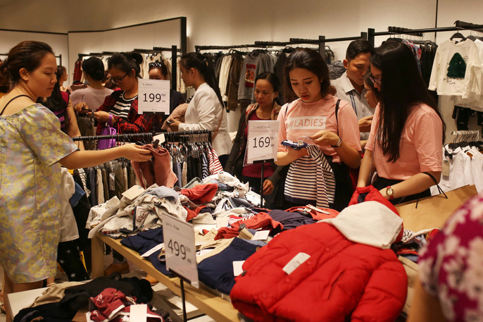 dan viet cung chen lan met moi trong ngay black friday
