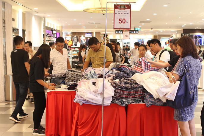 dan viet cung chen lan met moi trong ngay black friday