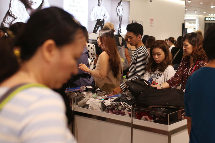 dan viet cung chen lan met moi trong ngay black friday