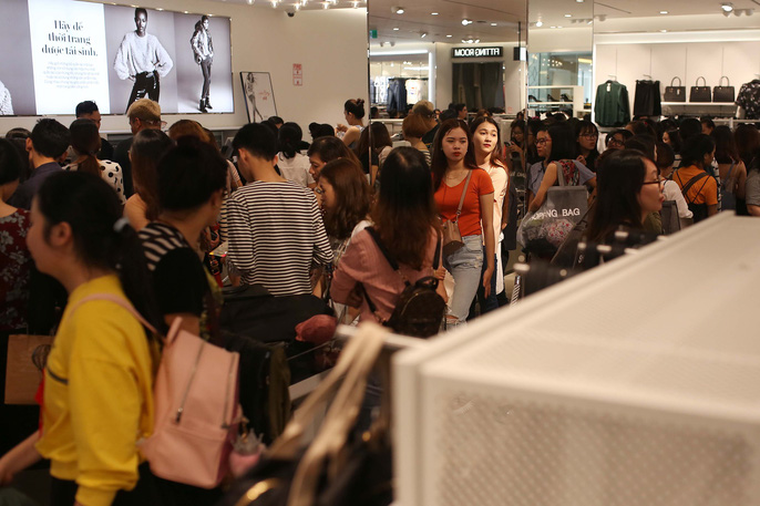dan viet cung chen lan met moi trong ngay black friday