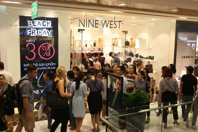 dan viet cung chen lan met moi trong ngay black friday