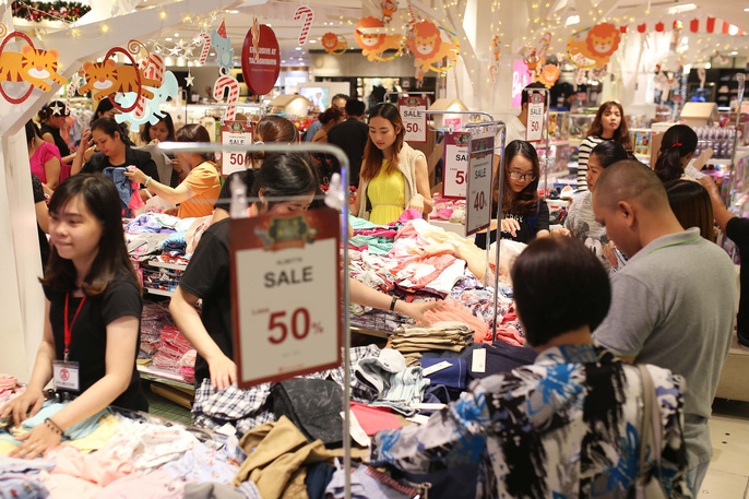 dan viet cung chen lan met moi trong ngay black friday