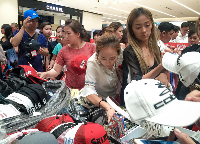 dan viet cung chen lan met moi trong ngay black friday