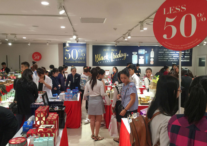 dan viet cung chen lan met moi trong ngay black friday