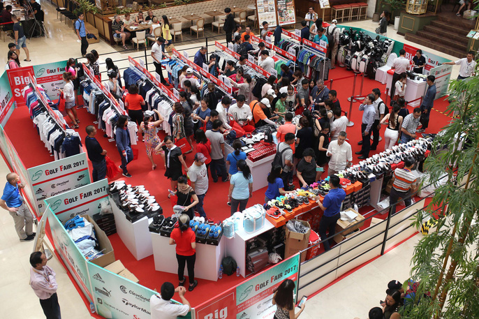 dan viet cung chen lan met moi trong ngay black friday