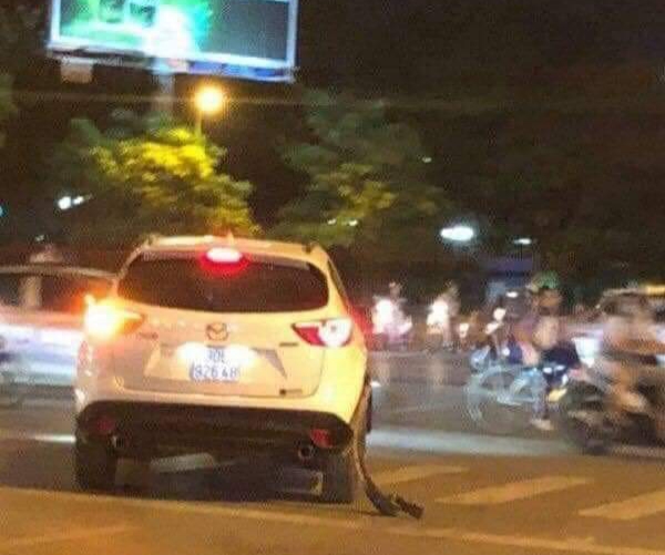 lai xe mazda chen qua nguoi ban thung bung tai xe taxi co 6 tien an