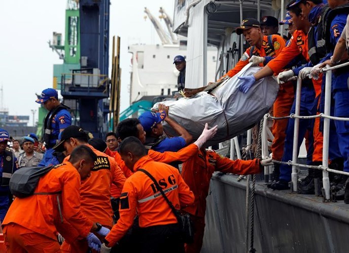 nguoi than dau don tim di vat cua nan nhan vu roi may bay lion air