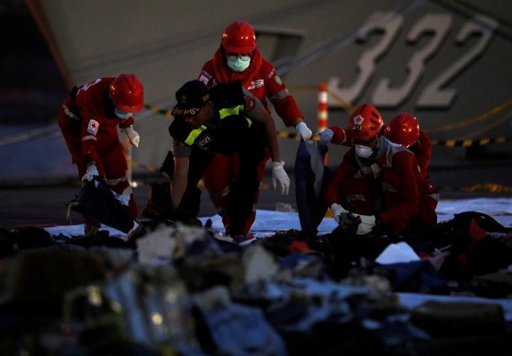 nguoi than dau don tim di vat cua nan nhan vu roi may bay lion air