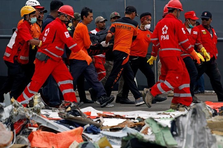 nguoi than dau don tim di vat cua nan nhan vu roi may bay lion air