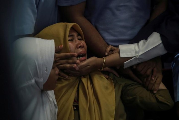 nguoi than dau don tim di vat cua nan nhan vu roi may bay lion air