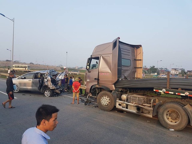 tu vu xe container dam innova lui tren cao toc thu tuc giam doc tham thuc hien the nao
