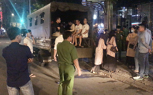 canh sat dot kich nha hang o sai gon tam giu hon 70 nguoi