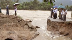 Tìm thấy thi thể phó chủ tịch xã bị lũ cuốn cả người và xe ở Bình Định