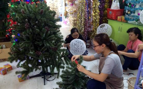 hang viet phuc vu trang tri noel hut khach