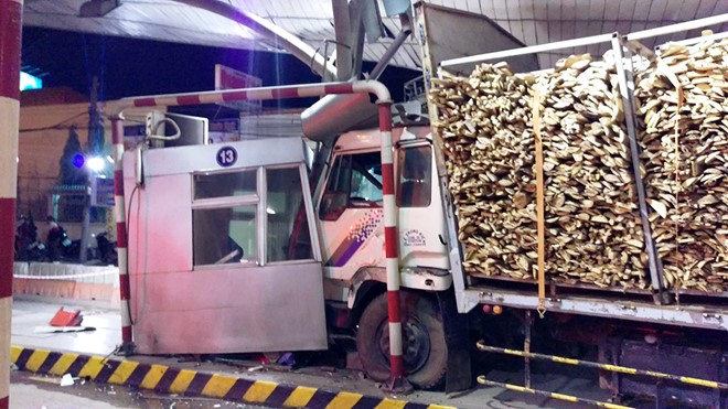 xe cho go huc vang nhan vien tram thu phi ra ngoai