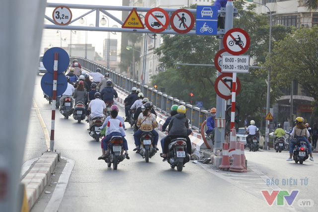 Người dân lo đi làm muộn vì cấm xe máy lên cầu vượt tuyến BRT đi qua nguoi dan lo di lam muon vi cam xe may len cau vuot tuyen brt di qua