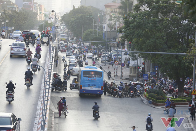 Người dân lo đi làm muộn vì cấm xe máy lên cầu vượt tuyến BRT đi qua nguoi dan lo di lam muon vi cam xe may len cau vuot tuyen brt di qua