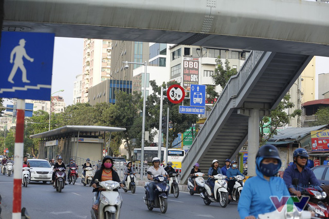 Người dân lo đi làm muộn vì cấm xe máy lên cầu vượt tuyến BRT đi qua nguoi dan lo di lam muon vi cam xe may len cau vuot tuyen brt di qua