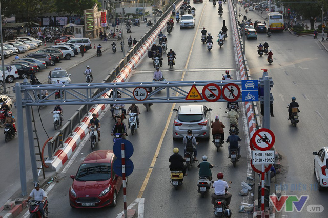 Người dân lo đi làm muộn vì cấm xe máy lên cầu vượt tuyến BRT đi qua nguoi dan lo di lam muon vi cam xe may len cau vuot tuyen brt di qua