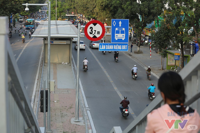 Người dân lo đi làm muộn vì cấm xe máy lên cầu vượt tuyến BRT đi qua nguoi dan lo di lam muon vi cam xe may len cau vuot tuyen brt di qua