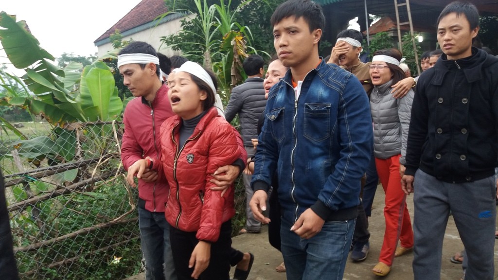 nu sinh mat tich khi di choi voi nguoi yeu me khoc ngat trong dam tang