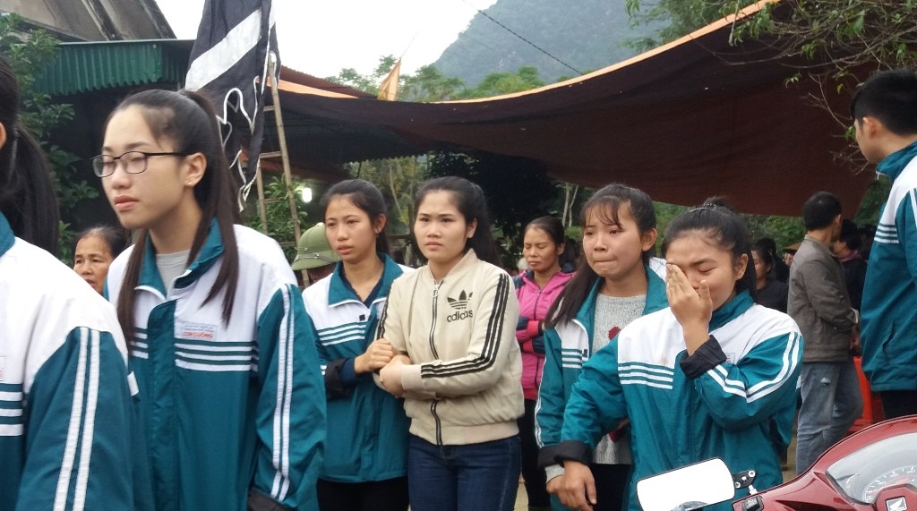 nu sinh mat tich khi di choi voi nguoi yeu me khoc ngat trong dam tang