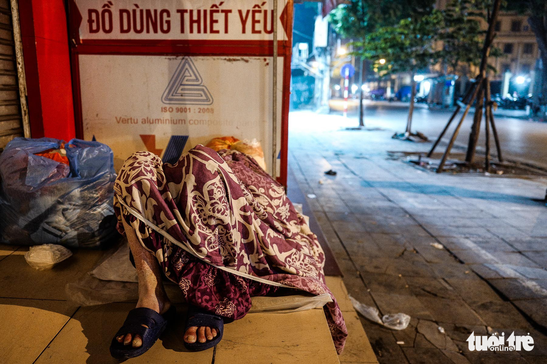 nguoi vo gia cu co ro giua dem dong ha noi