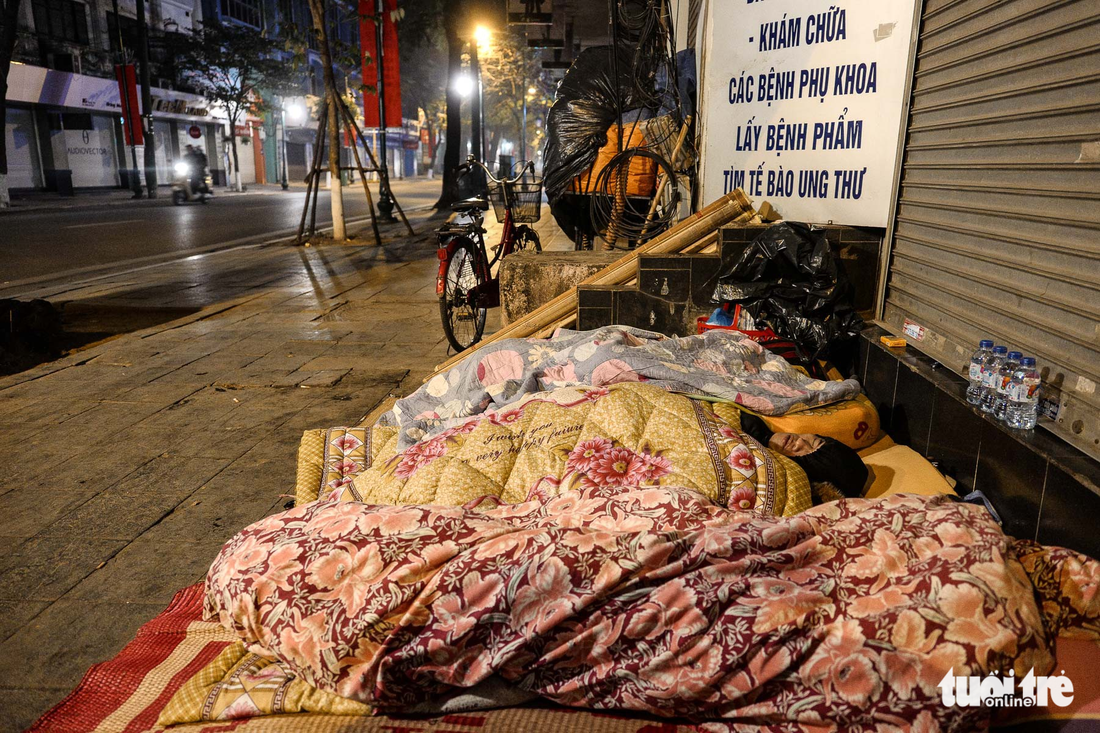 nguoi vo gia cu co ro giua dem dong ha noi