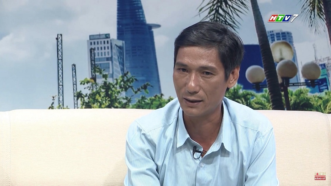 nguoi cha 18 nam di hoc cung con gai khiem thinh