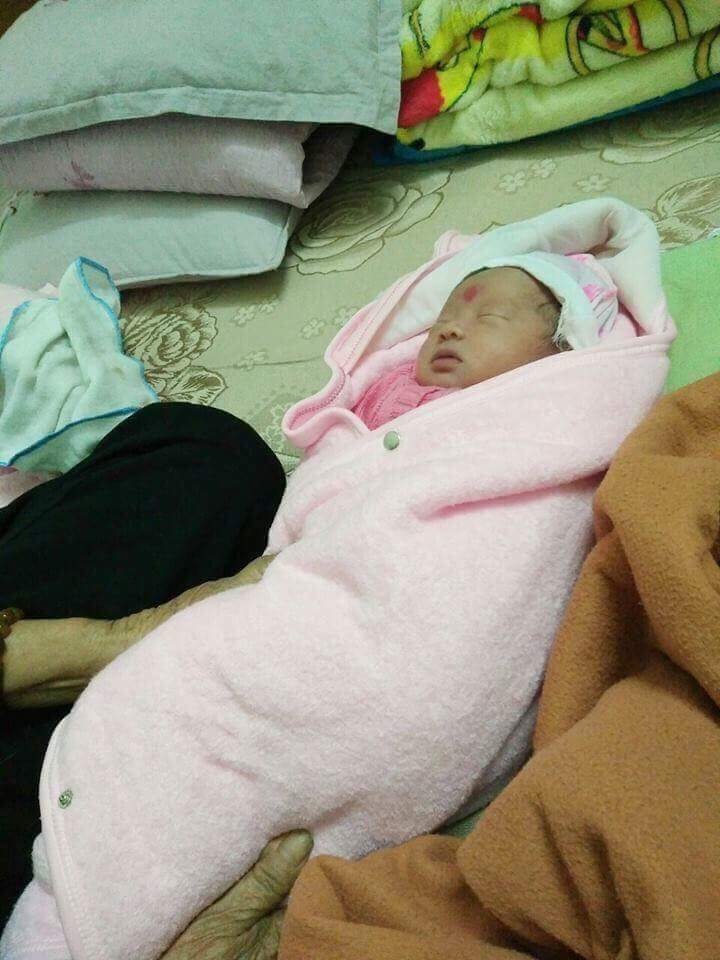 phat hien be gai 5 ngay tuoi bi bo roi o cong chua cung buc thu cua nguoi me
