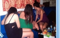 chu quan hat de tiep vien thoat y nhay mua tiep khach