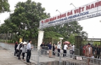 bi phat nang neu dot phao sang tren san bong da