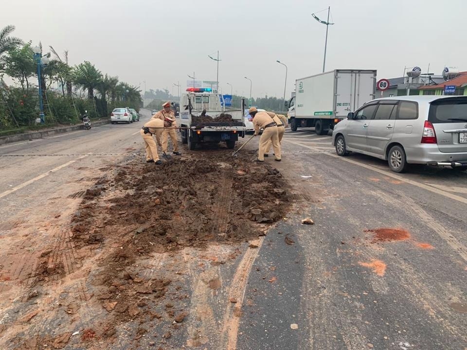 Ô tô làm rơi bùn đất xuống đường gây tai nạn, ai phải bồi thường? o to lam roi bun dat xuong duong gay tai nan ai phai boi thuong
