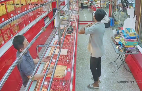 Chủ tiệm vàng khóa cửa kính từ xa không cho tên cướp tháo chạy chu tiem vang khoa cua kinh tu xa khong cho ten cuop thao chay
