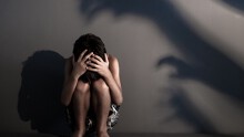 Từ vụ tố 'lạm dụng' nam sinh, phạm tội dâm ô trẻ em bị xử lý thế nào?
