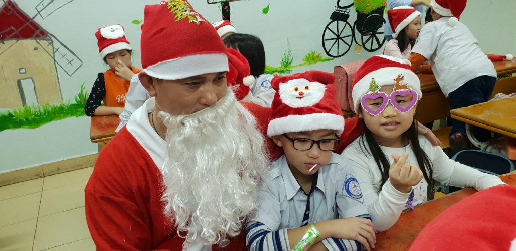 cac em nho vo oa khi thay ong gia noel bat ngo xuat hien tang qua cho hoc sinh