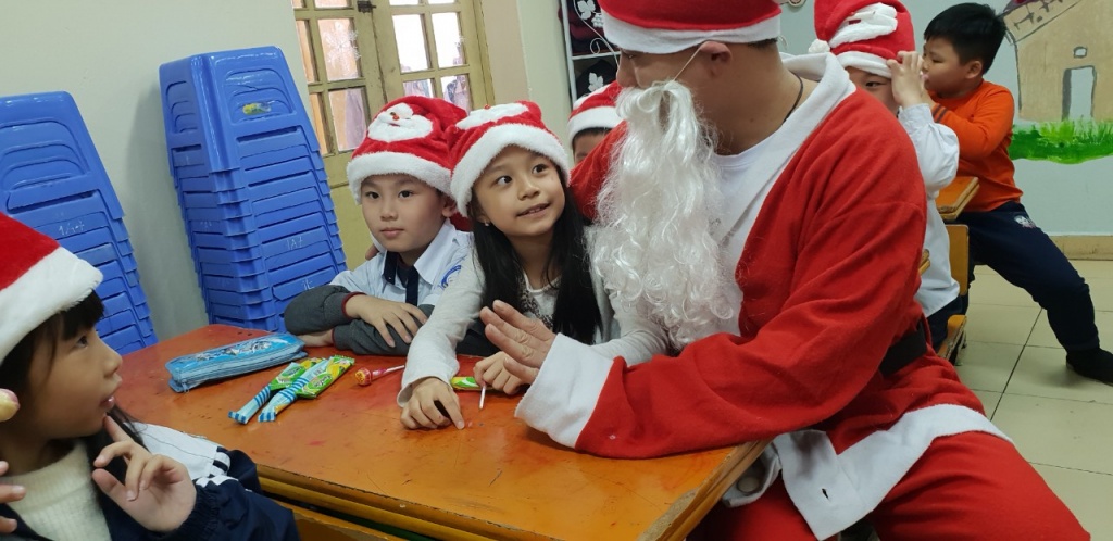 cac em nho vo oa khi thay ong gia noel bat ngo xuat hien tang qua cho hoc sinh