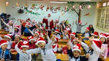 Các em nhỏ 'vỡ òa' khi thấy ông già Noel bất ngờ xuất hiện, tặng quà cho học sinh